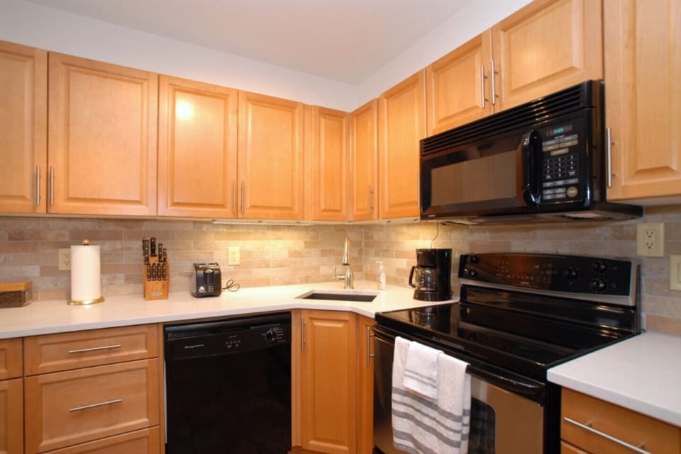 Dishwasher, stove, microwave, coffee machine, kettle. Fully stocked kitchen