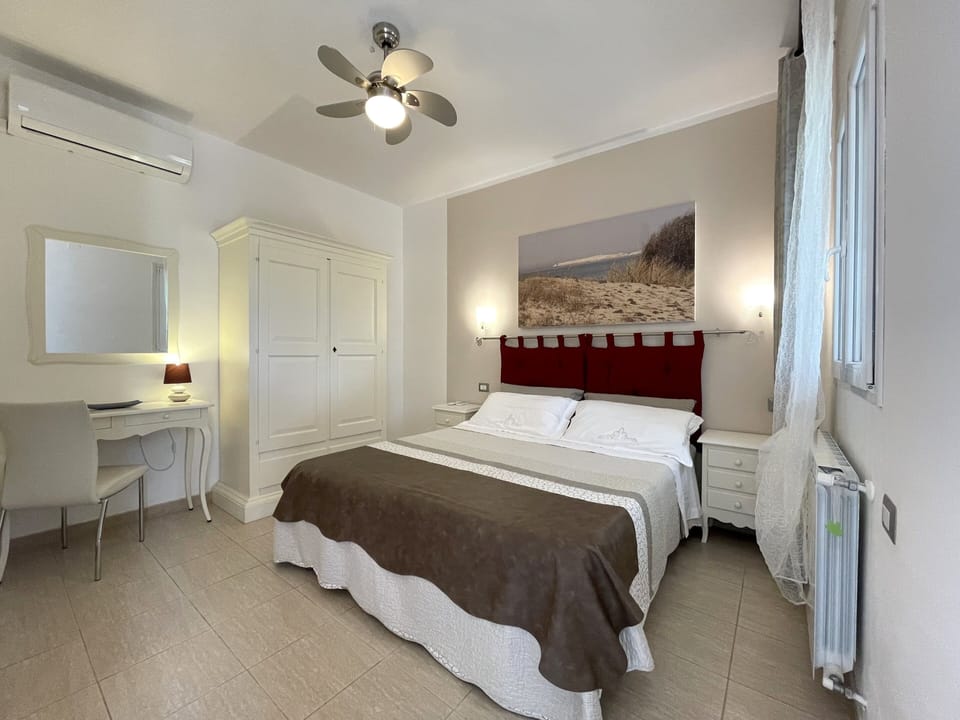 Comfort Double Room | Blackout drapes, WiFi (free), individually furnished, bed sheets