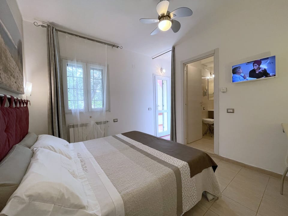 Comfort Double Room | Blackout drapes, WiFi (free), individually furnished, bed sheets