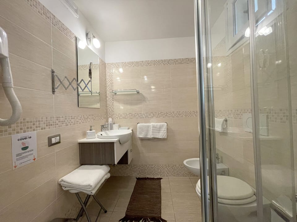 Comfort Double Room | Bathroom | Shower, free toiletries, hair dryer (on request), bidet