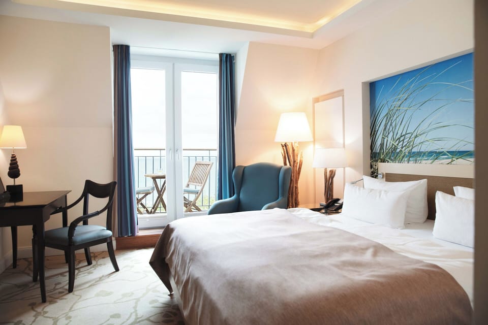 Hypo-allergenic bedding, in-room safe, blackout drapes, free WiFi