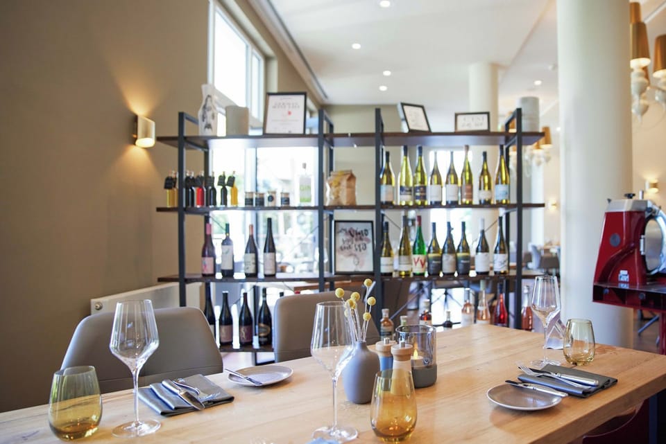 2 restaurants; breakfast, lunch, and dinner served
