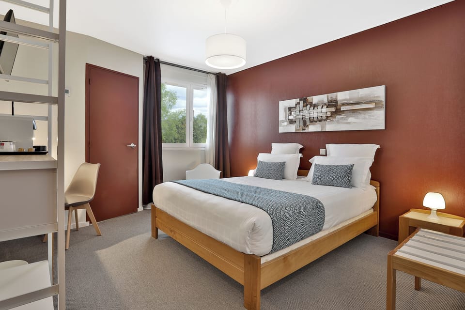 Comfort Double Room, 1 Queen Bed | Premium bedding, desk, blackout drapes, soundproofing