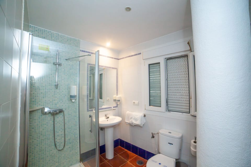 Quadruple Room, Private Bathroom | Bathroom | Shower, free toiletries, hair dryer (on request), towels
