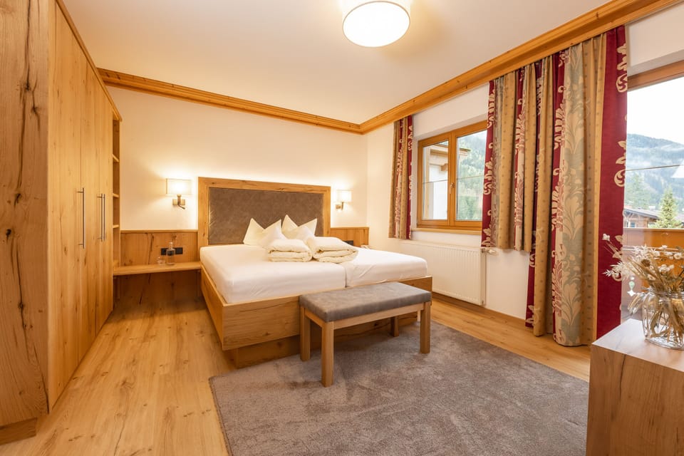 Standard Double Room, Balcony (Rubin) | Hypo-allergenic bedding, in-room safe, desk, blackout drapes