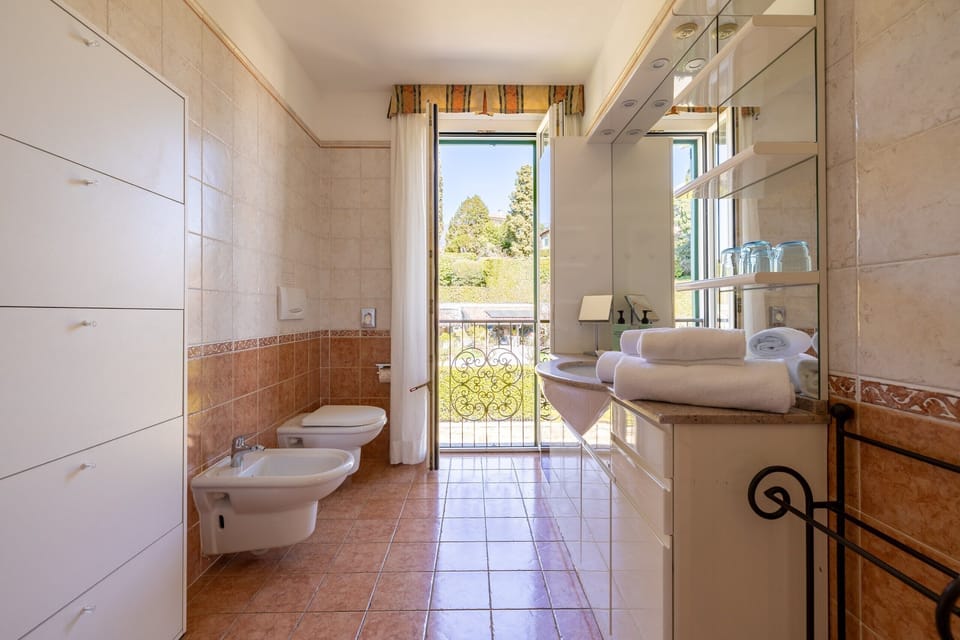 Royal Suite, Lake View, Annex Building | Bathroom | Shower, free toiletries, hair dryer, bidet