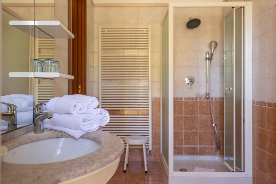 Junior Suite, Balcony, Annex Building | Bathroom | Shower, free toiletries, hair dryer, bidet