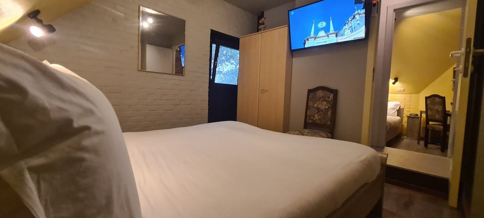Quadruple Room, 2 Queen Beds | Individually decorated, desk, free WiFi, bed sheets