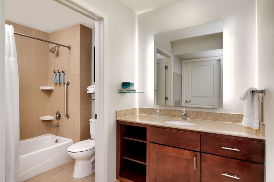 Combined shower/tub, hair dryer, towels