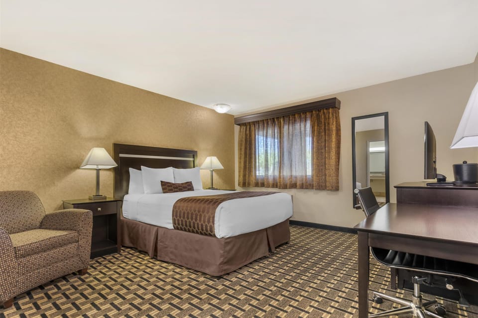 Standard Room, 1 Queen Bed, Accessible, Non Smoking | Pillowtop beds, in-room safe, desk, laptop workspace