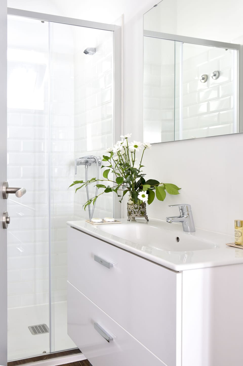 Charming Suite | Bathroom | Shower, free toiletries, hair dryer, towels
