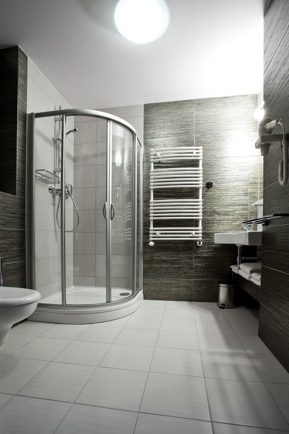 Deluxe Triple Room | Bathroom | Shower, free toiletries, hair dryer, towels