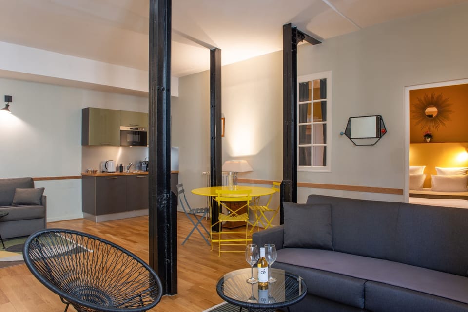 Deluxe Suite | Minibar, in-room safe, desk, blackout drapes
