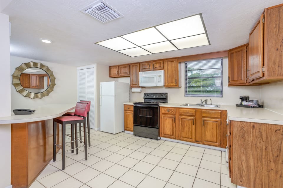 Fridge, coffee/tea maker