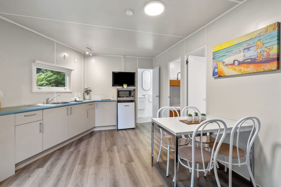 Kozy Kiwi (2BR) | Living area | Table tennis