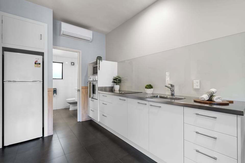 Motel Room - 1 Bedroom (3) | Private kitchen