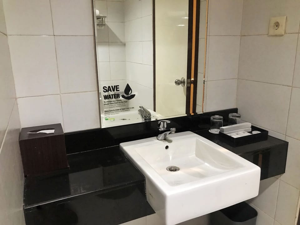 Deluxe Twin Room | Bathroom | Shower, slippers, towels