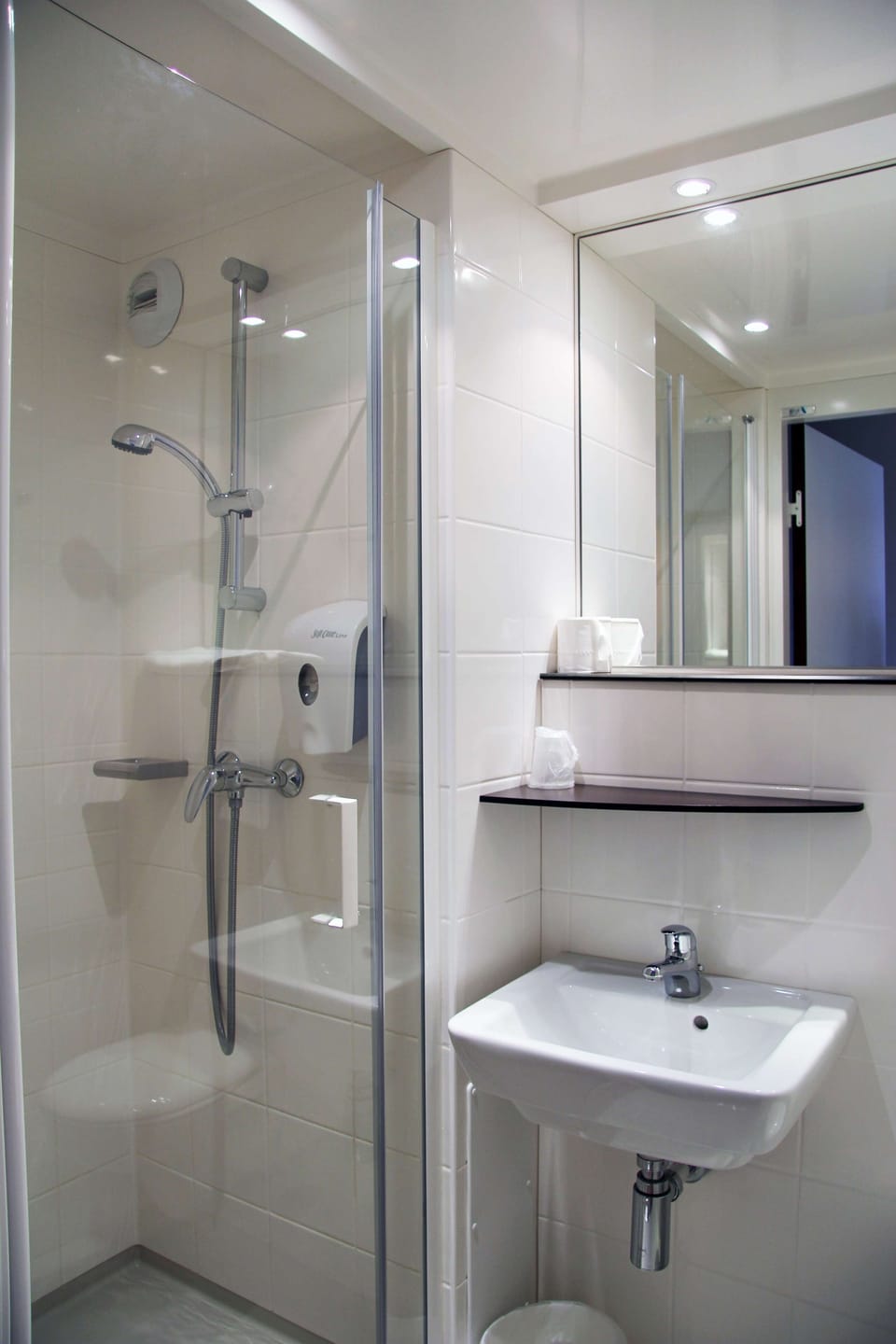 Shower, eco-friendly toiletries, towels