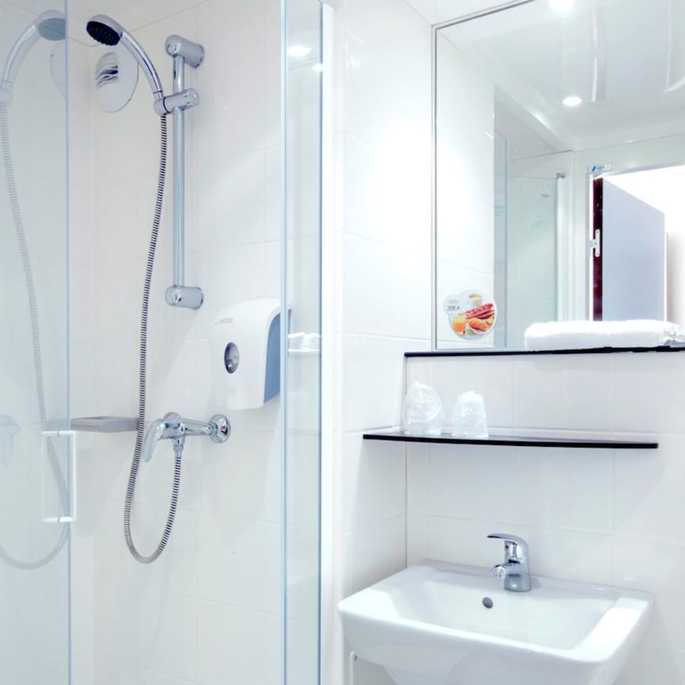 Shower, eco-friendly toiletries, towels