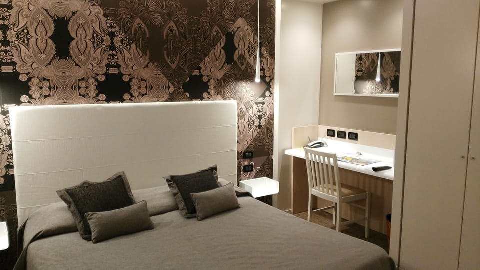 Standard Double or Twin Room | Minibar, in-room safe, individually furnished, desk