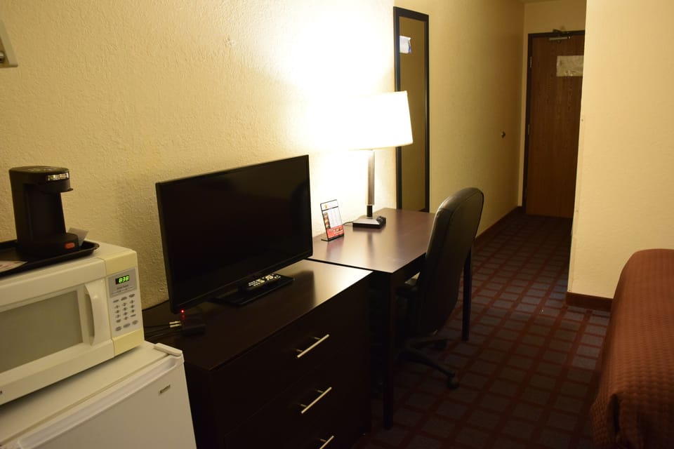 Room, 1 King Bed, Accessible, Non Smoking (Mobility Accessible) | Desk, blackout drapes, free cribs/infant beds, free WiFi