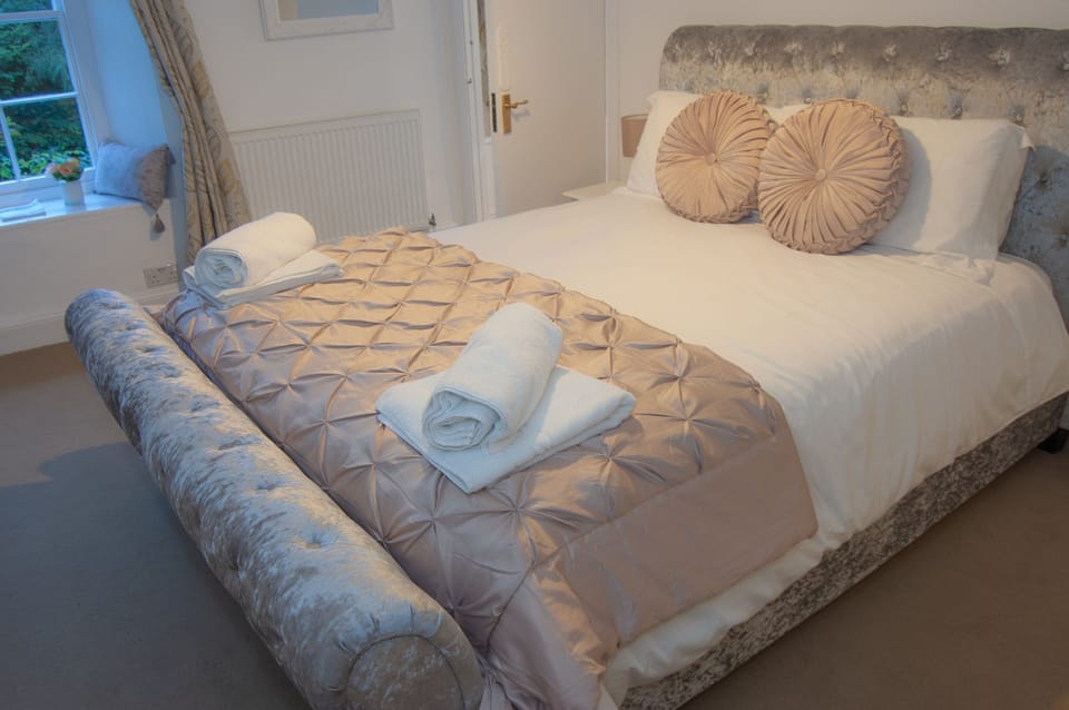 Deluxe King Room | Hypo-allergenic bedding, individually decorated, individually furnished