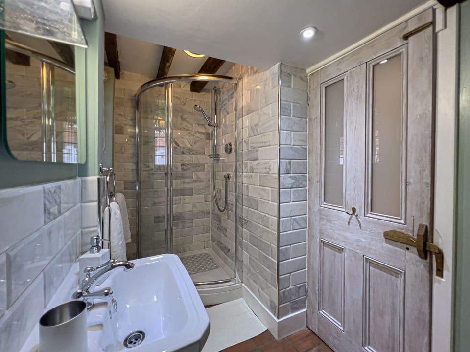 Deluxe Suite, Ensuite, Courtyard View (Courtyard Mini Suite) | Bathroom