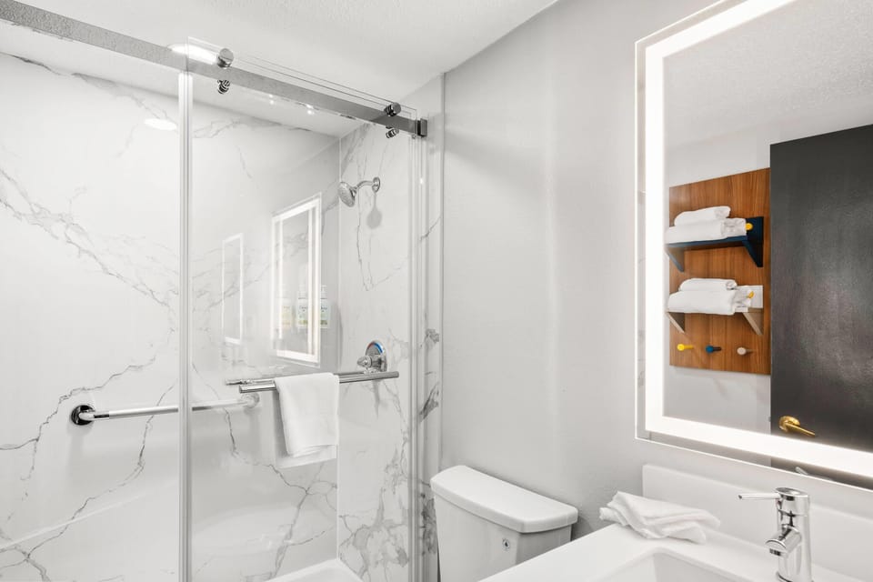 Standard Room, 1 Queen Bed | Bathroom | Combined shower/tub, free toiletries, hair dryer, towels