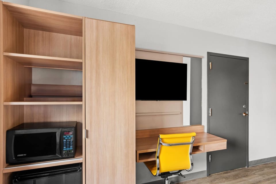 Standard Room, 1 Queen Bed | Desk, iron/ironing board, free cribs/infant beds, free WiFi