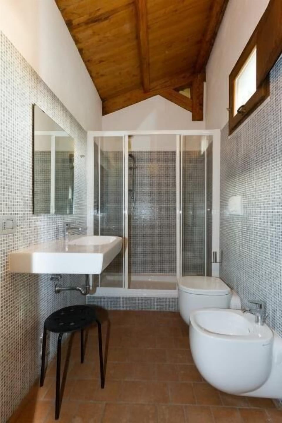 Basic Double Room | Bathroom | Shower, free toiletries, hair dryer, bidet