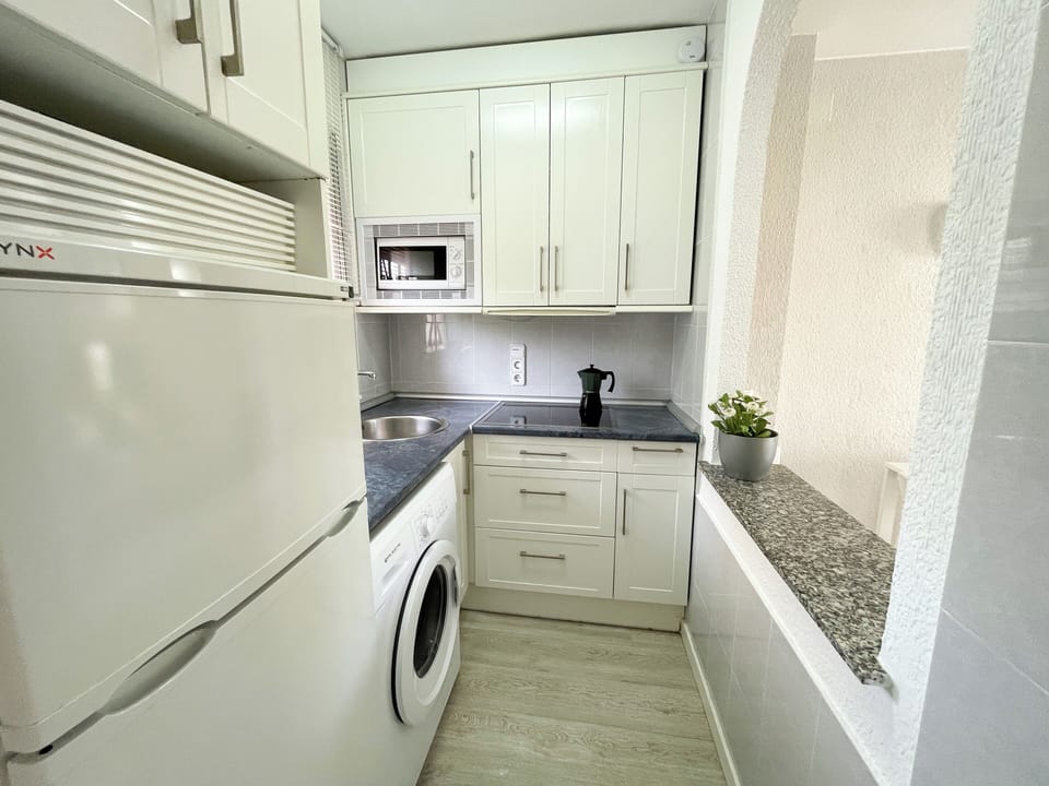 Apartment, 1 Bedroom (4 people) | Private kitchen | Full-size fridge, microwave, stovetop, cookware/dishes/utensils