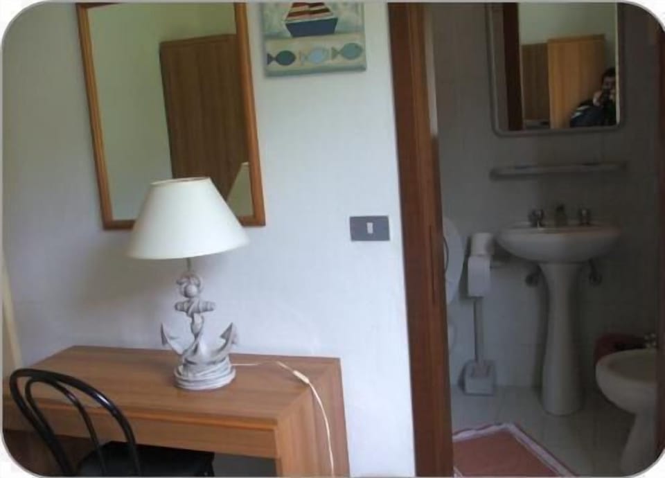 Shower, rainfall showerhead, free toiletries, hair dryer