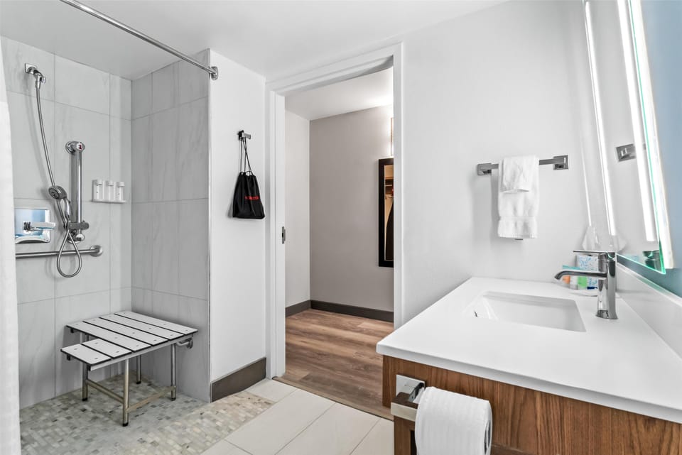 Combined shower/tub, free toiletries, hair dryer, towels