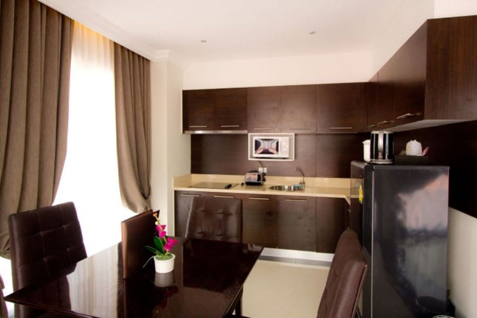 Deluxe Room | Private kitchen | Full-size fridge, microwave, coffee/tea maker