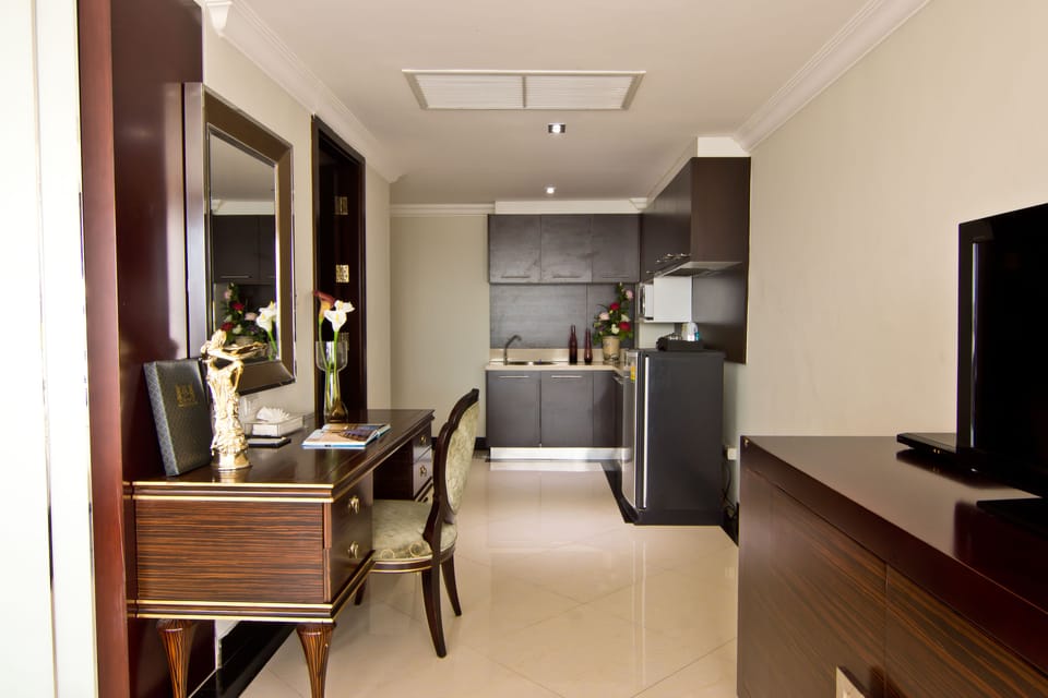 Junior Suite, 1 Double Bed | Private kitchenette | Full-size fridge, microwave, coffee/tea maker