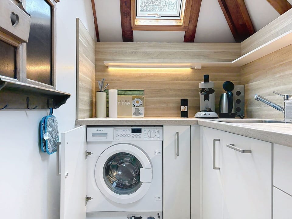 Major Appliance, Interior Design, Wood, Flooring, Washing Machine, Ceiling, Kitchen Appliance, Home Appliance, Floor, Countertop