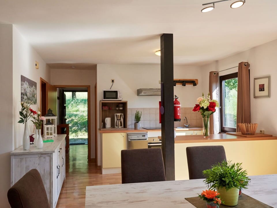 Plant, Property, Cabinetry, Houseplant, Table, Flowerpot, Wood, Interior Design, Chair, Countertop
