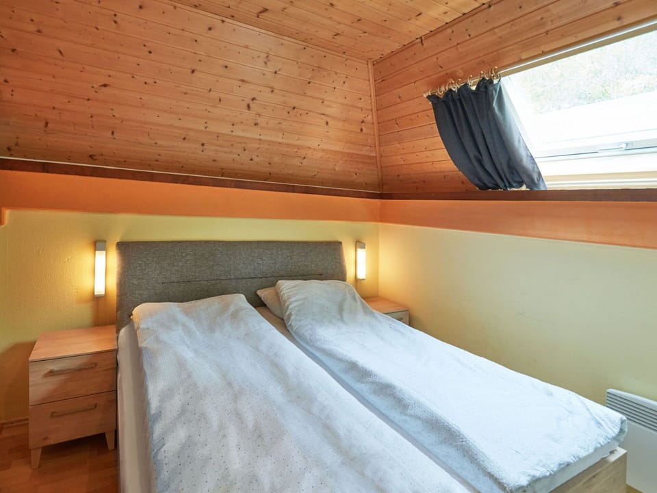 Furniture, Comfort, Wood, Floor, Window, Hardwood, Lamp, Ceiling, Bed