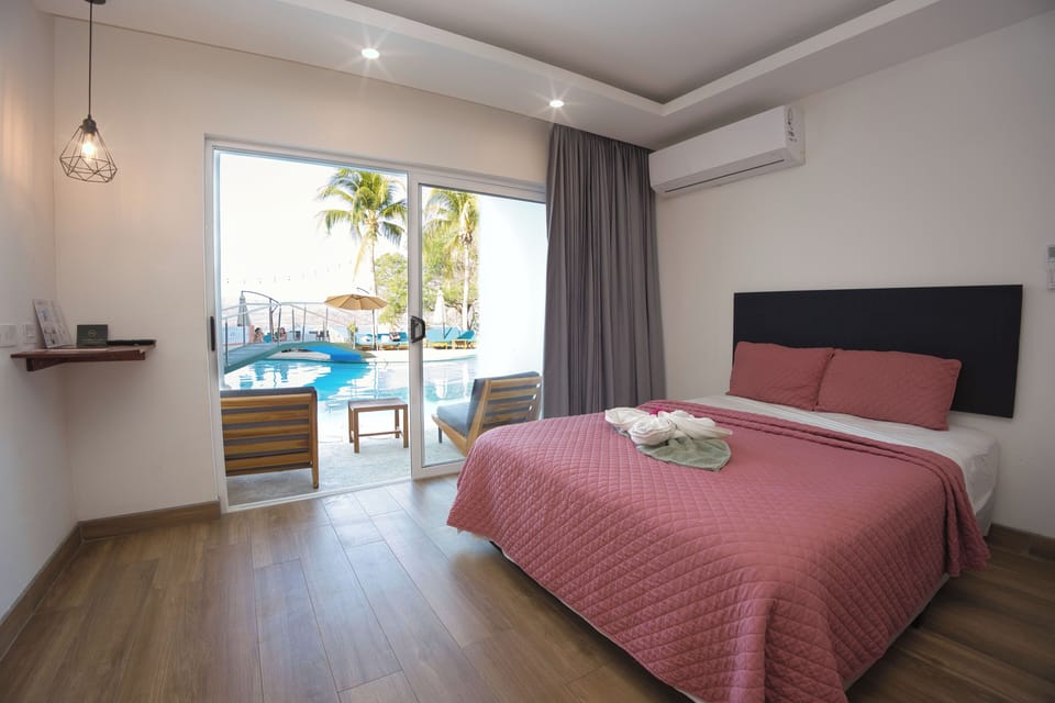 Swim up | Minibar, blackout drapes, free WiFi, bed sheets