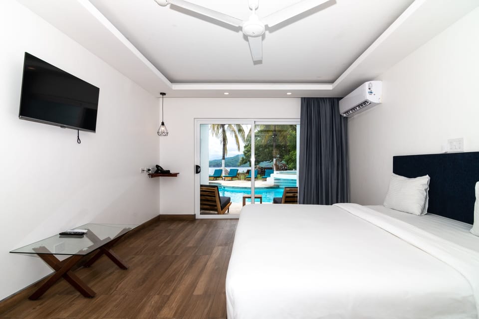 Swim up | Minibar, blackout drapes, free WiFi, bed sheets