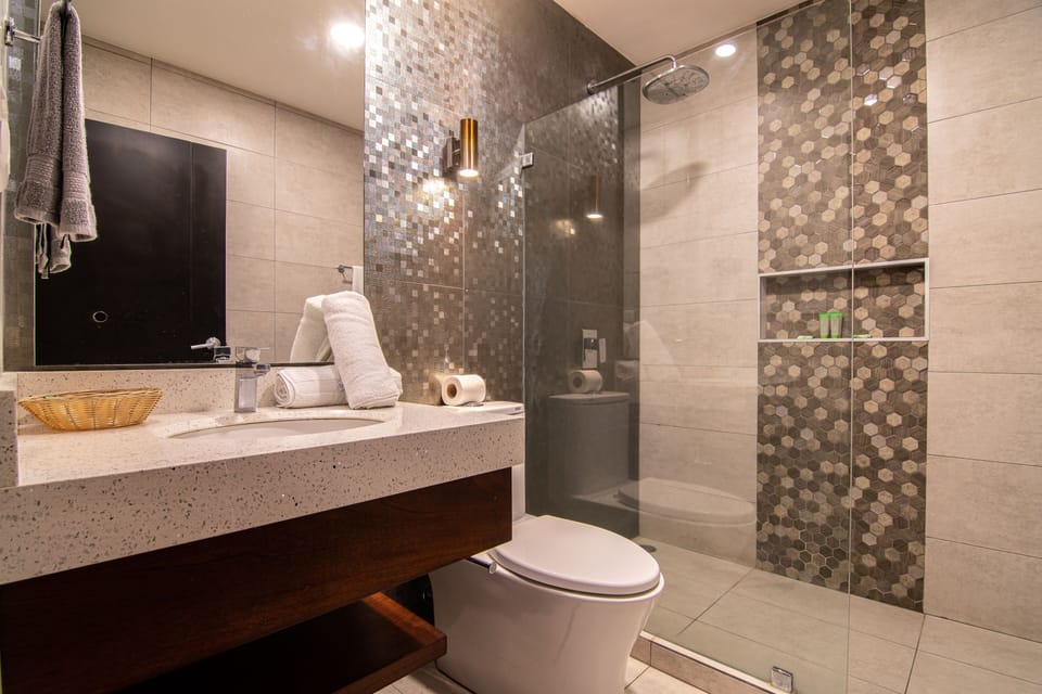 Swim up Family | Bathroom | Shower, eco-friendly toiletries, towels