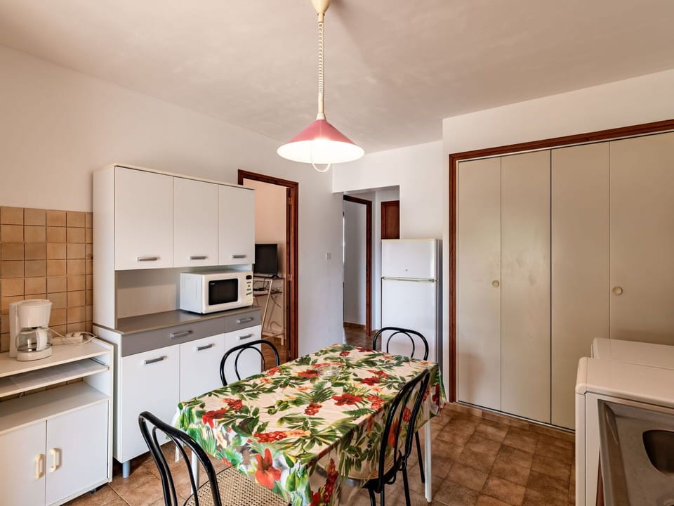 Cabinetry, Furniture, Property, Table, Countertop, Kitchen, Building, Chair, Lighting, Wood