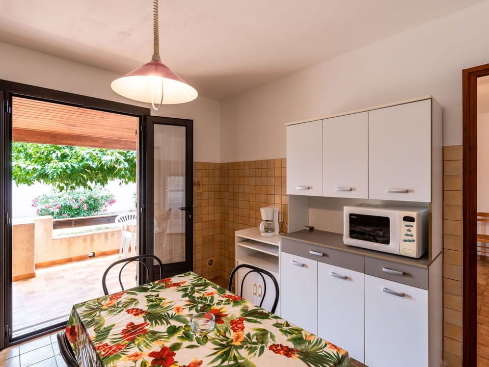 Cabinetry, Countertop, Property, Plant, Kitchen, Lighting, Interior Design, Drawer, Kitchen Appliance, Flooring