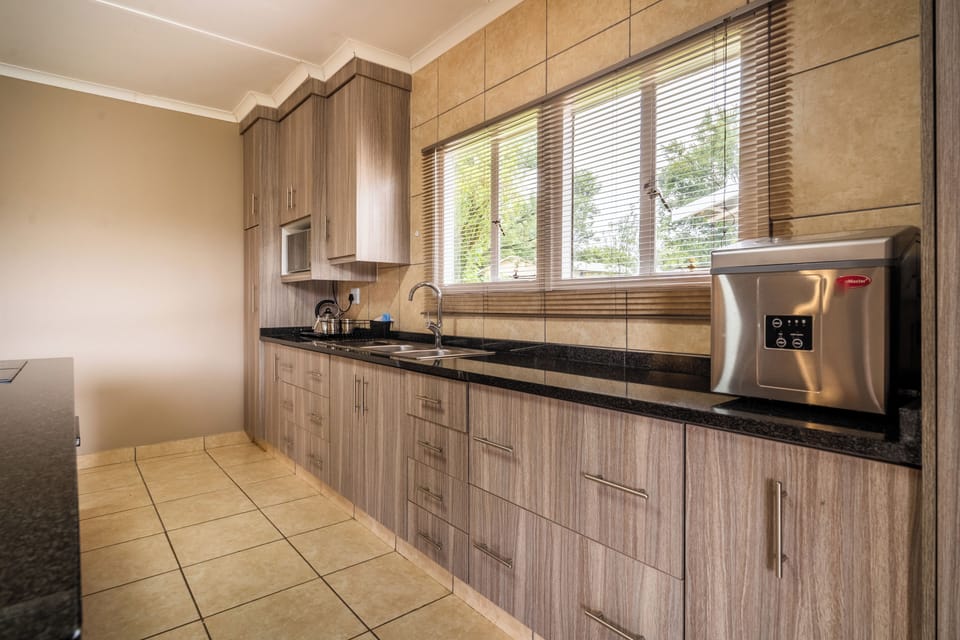 4 Sleeper Cottage | Private kitchen | Microwave, stovetop, electric kettle, cookware/dishes/utensils