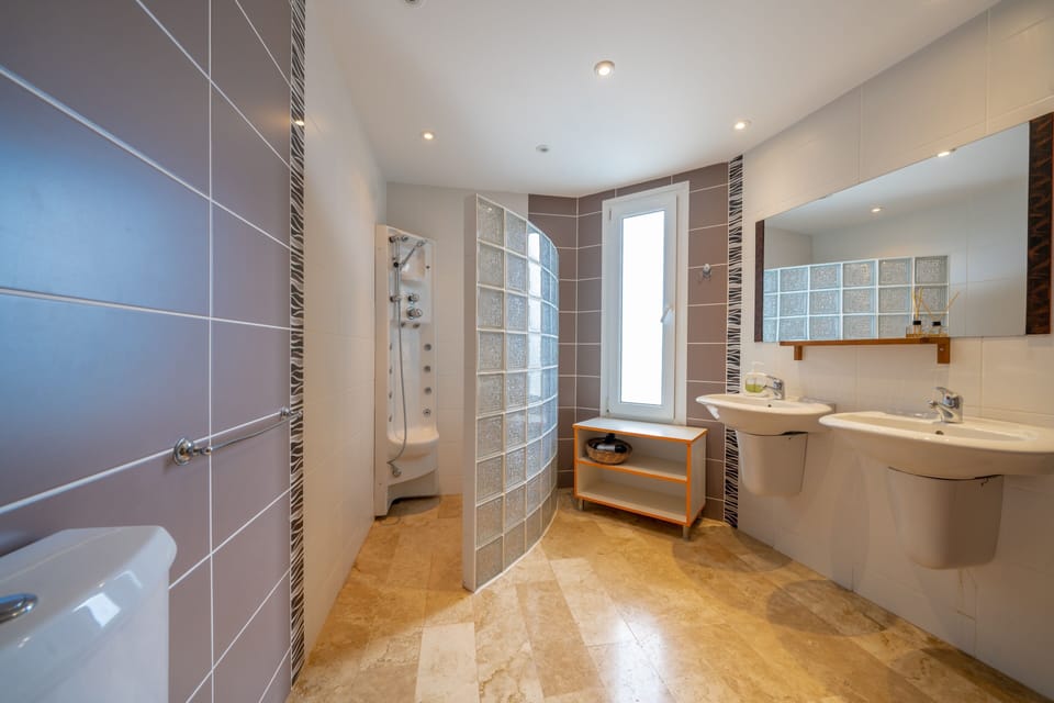 Family Villa | Bathroom | Shower, hair dryer, towels, soap