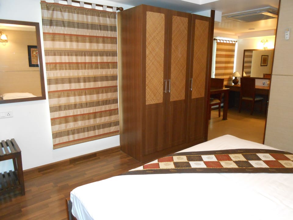 Premium Suite, 1 King Bed | In-room safe, WiFi