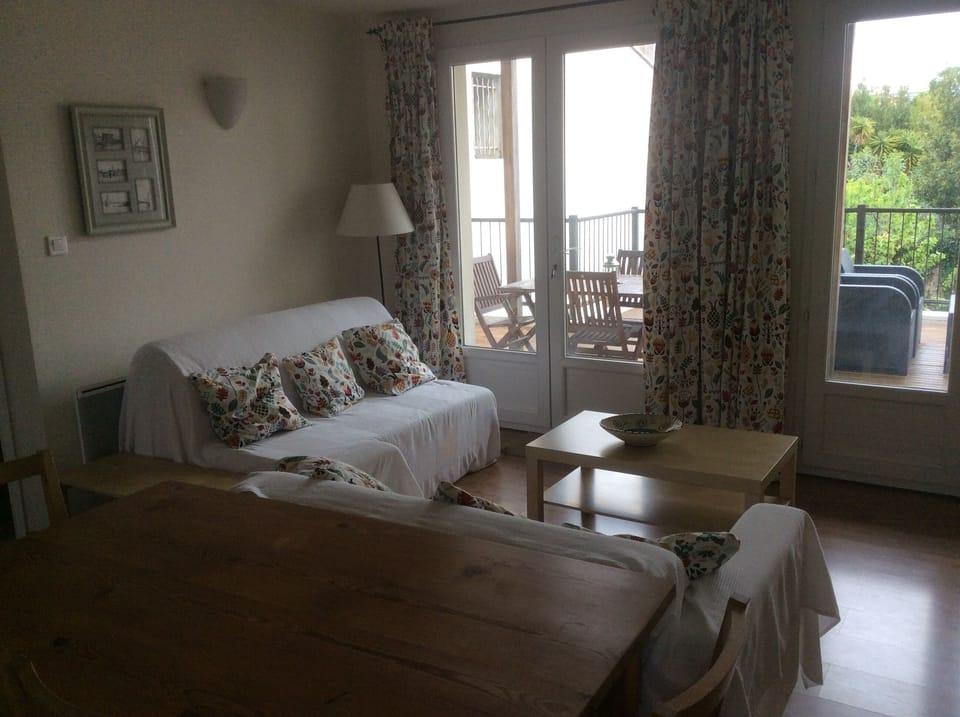 French windows to large terrace.