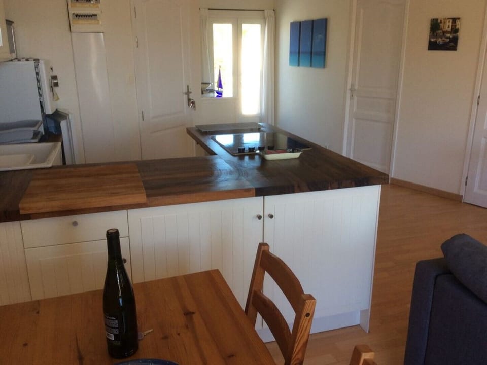 Apart 2, Kitchen and dining area