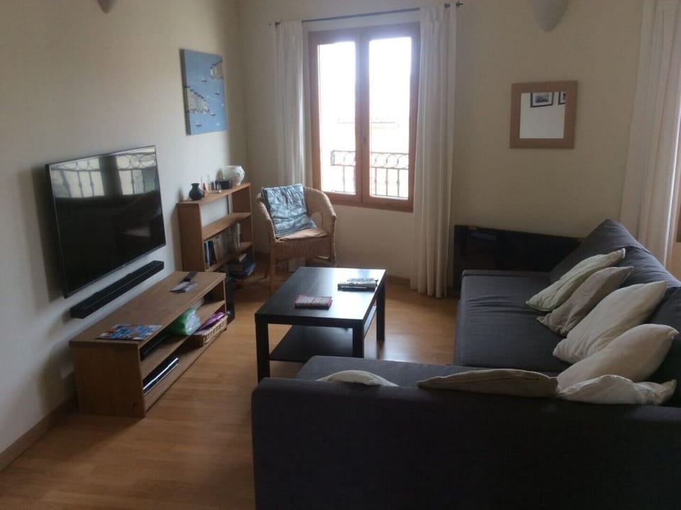 Comfortable living area with English and French smart tv.