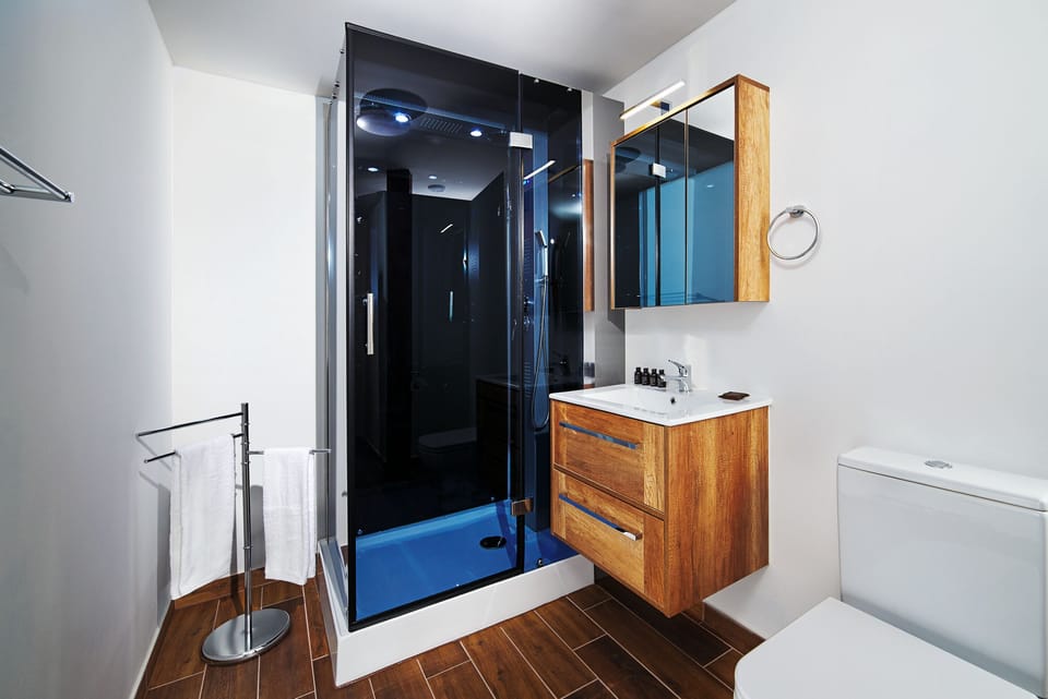 Quadruple Room | Bathroom | Free toiletries, towels, soap, shampoo
